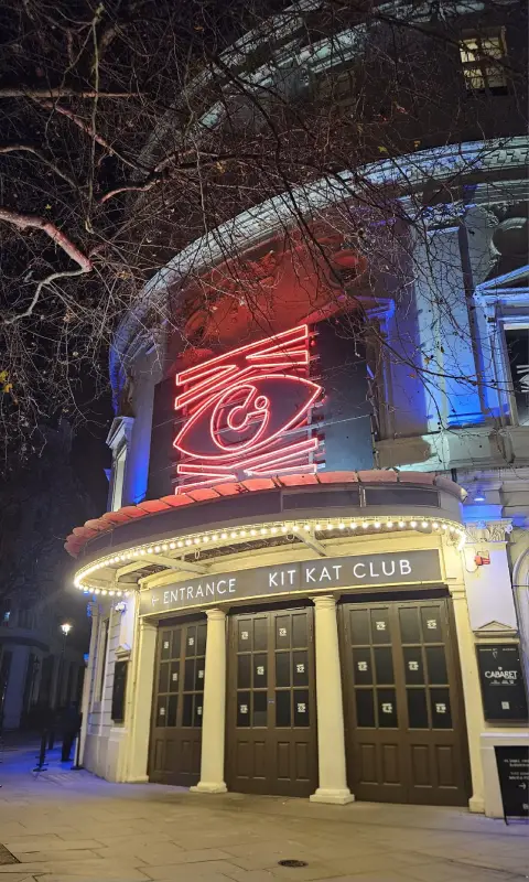 comédie musicale kit kat club cabaret londres façade christelle lefresne